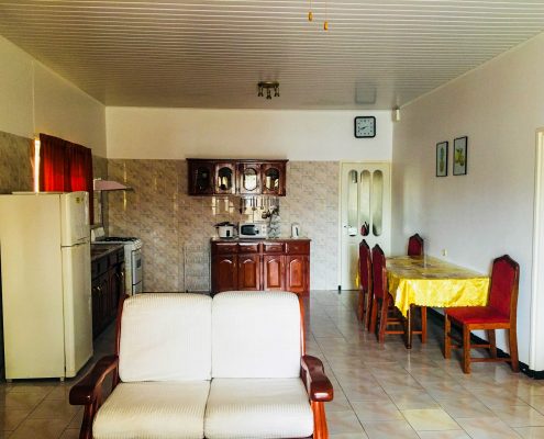 Vakantiehuis-Suriname-Onoribo-Keuken-vanaf-woonkamer